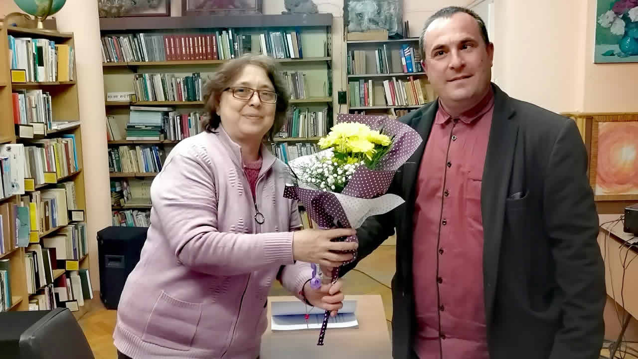 Връчване на поздравителен адрес на Мариана Чонкова
