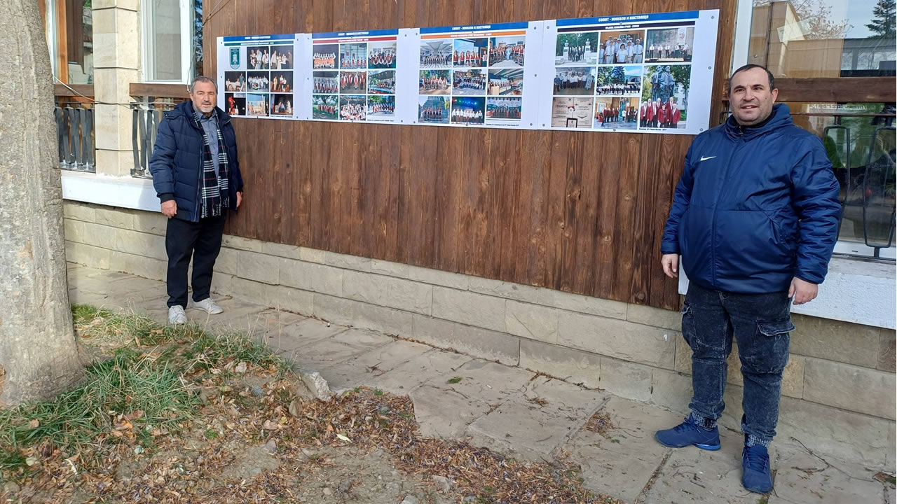 Монтирахме изложбени табла на стената на библиотеката в град Сопот