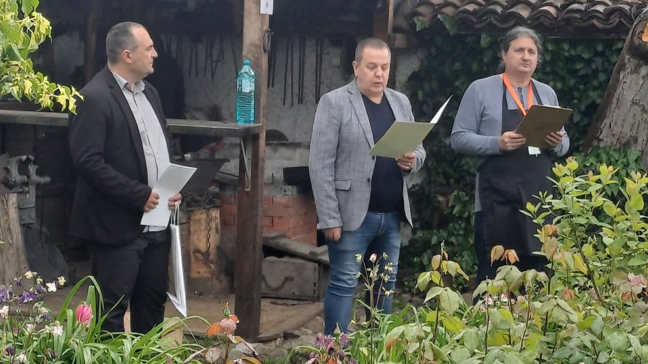 Димитър Гешков приветства участниците в националния ножарски пленер „Работилницата“ в Сопот